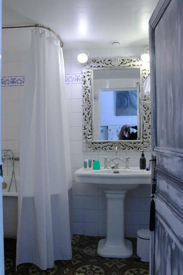 Hotel Les Volets Bleus Provence Salon-de-Provence Exterior foto