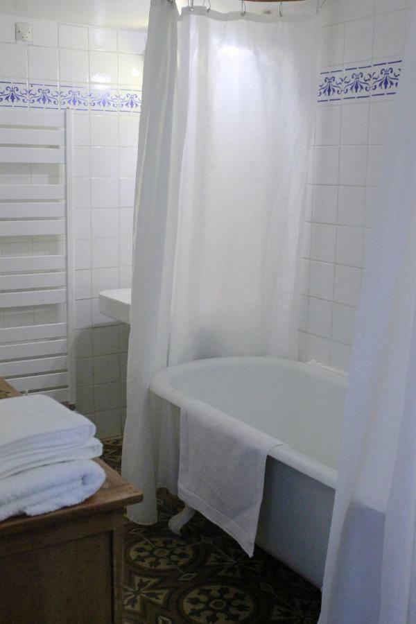 Hotel Les Volets Bleus Provence Salon-de-Provence Exterior foto